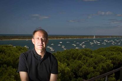 El consejero de Medio Ambiente, José Juan Díaz Trillo, el viernes en la playa de El Portil, en la costa de Huelva.