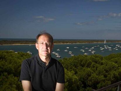 El consejero de Medio Ambiente, José Juan Díaz Trillo, el viernes en la playa de El Portil, en la costa de Huelva.