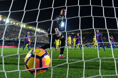 Sergio Asengo, portero del Villarreral mira el balón dentro de su portería tras el gol de Messi.
