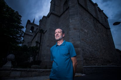 Ángel García, que denuncia abusos en los años setenta en el colegio madrileño de los salesianos de San Miguel Arcángel, delante de la iglesia de Valdemorillo, en la provincia de Madrid, el viernes.