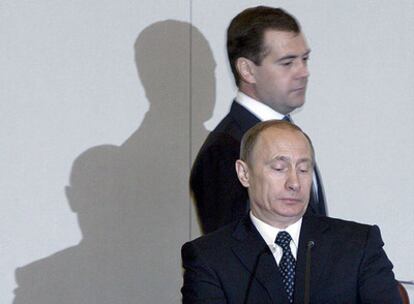 El presidente ruso, Dmitri Medvédev, pasa por detrás de Vladímir Putin tras el discurso de éste ante el Parlamento como nuevo primer ministro.