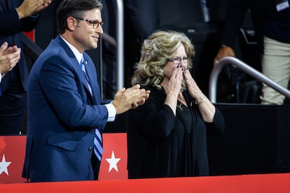 Bev Vance, madre del candidato a la vicepresidencia J. D. Vance, el miércoles pasado, junto al presidente de la Cámara de Representantes, Mike Johnson, en el palco de personalidades de la Convención Republicana, en Milwaukee, mientras su hijo pronunciaba el discurso de aceptación de su candidatura. 