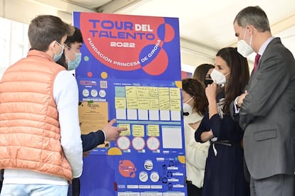 Los reyes Felipe VI y Letizia han visitado en Málaga algunos de los talleres en los que han participado los jóvenes antes de asistir a la inauguración de este evento organizado por la Fundación Princesa de Girona y Trivu en el auditorio Edgar Neville.