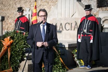 Mas, despr&eacute;s de l&#039;ofrena floral al president Maci&agrave;.