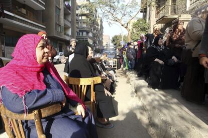 Varias mujeres esperan sentadas para participar en el referéndum sobre la nueva Constitución en el barrio de Abassyia, en El Cairo (Egipto), 14 de enero de 2014.