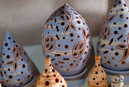 Piezas artesanales de cerámica en la tienda de los alfareros Ángel y Loli en Nijar, Almería.  