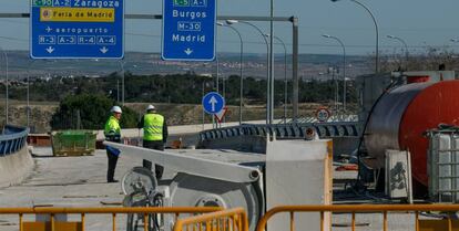 Operarios del Ministerio de Transportes en la obra de mejora de la conexión entre la M-40 y la M-607, en Madrid.