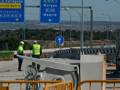 Operarios del Ministerio de Transportes en la obra de mejora de la conexión entre la M-40 y la M-607, en Madrid.