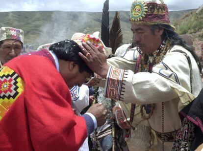 El líder espiritual aimara Valentín Mejillones (d) junto al presidente boliviano, Evo Morales (i), durante la ceremonia de investidura del Mando Originario en las ruinas de Tiahuanaco del 21 de enero de 2006