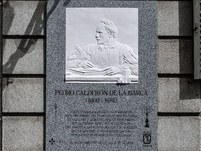 DVD1173. Placa Calderón de la BArca en la Calle Mayor 70. Alvaro García. 09/08/2023