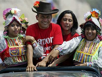 Ollanta Humala, junto a su esposa, Nadine Heredia (segunda por la derecha), y dos partidarias, el martes en Moquegua.