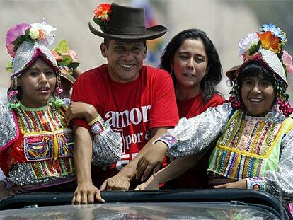 Ollanta Humala, junto a su esposa, Nadine Heredia (segunda por la derecha), y dos partidarias, el martes en Moquegua.