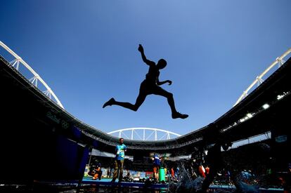 Ezekiel Kemboi (Kenia) compite en los 3000 m.