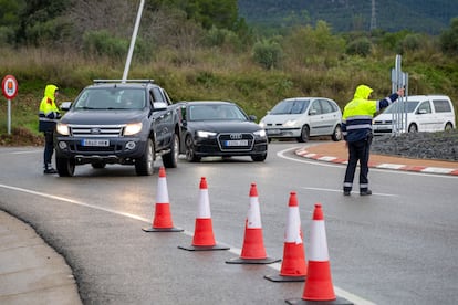 Los Mossos d'Esquadra hacen controles de movilidad en la provincia de Tarragona para hacer cumplir las restricciones, este miércoles.