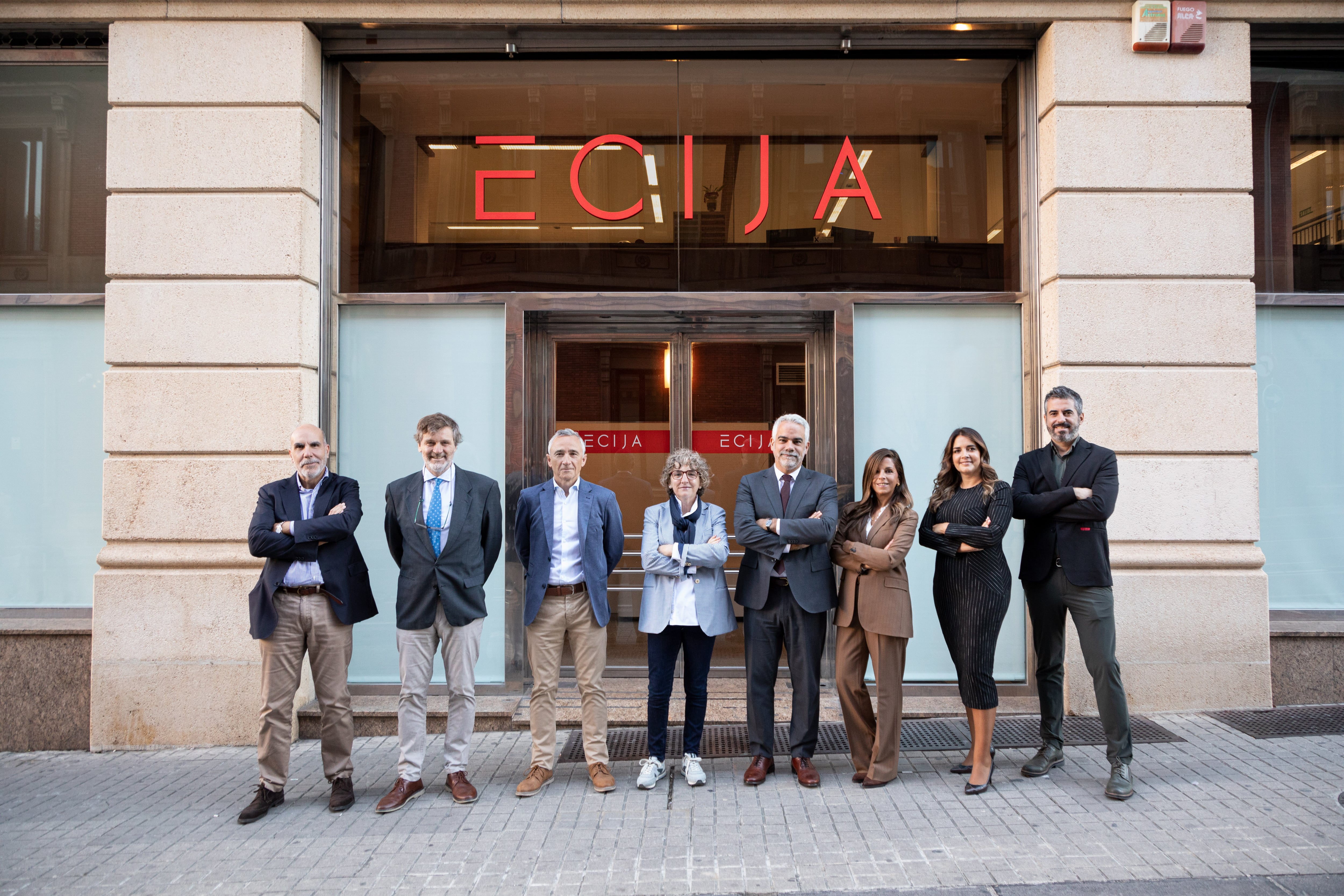 De izquierda a derecha: Juan José Velázquez (Ático) , Jesús Buldáin (Ático), Fernando Charro (Ático), Rosa Jaso (JPI Consultores), Arturo del Burgo (ECIJA), Estefanía Clavero (ECIJA), Inés Los Arcos (Lexcons)  y Oscar Pujalte (Lexcons).