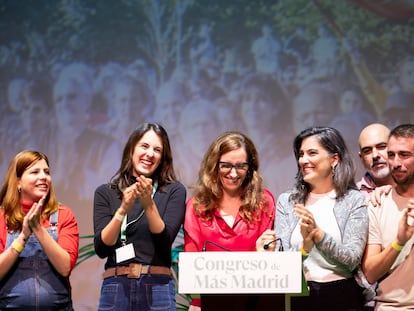 Rita Maestre, Mónica García y Manuela Bergerot, junto a otros miembros de su candidatura en el Congreso de Más Madrid.