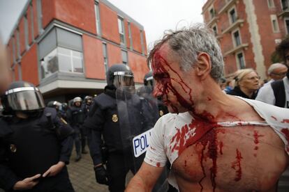 Uma pessoa ferida depois de um enfrentamento policial em uma escola de Barcelona.