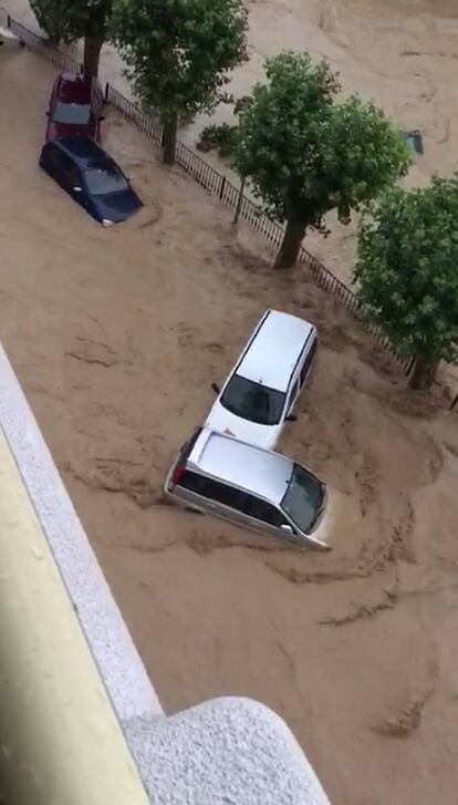 Varios coches son arrastrados por la fuerza del agua en Tafalla.