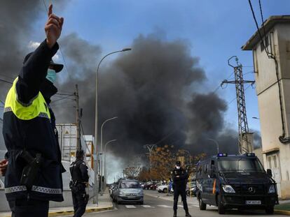 Los agentes de polic&iacute;a, ayer, en los accesos al pol&iacute;gono. 