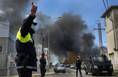 Los agentes de polic&iacute;a, ayer, en los accesos al pol&iacute;gono. 