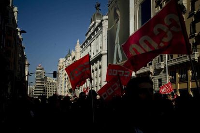 Grupo de manifestantes avanzan por la Gran Vía de Madrid.