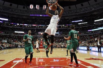 Durant machaca ante Butler y Noah.