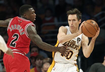 Steve Nash, de los Lakers, recibe el balón ante Robinson, de los Bulls.