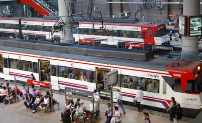 Dos trenes de Cercan&iacute;as en la estaci&oacute;n madrile&ntilde;a de Atocha.