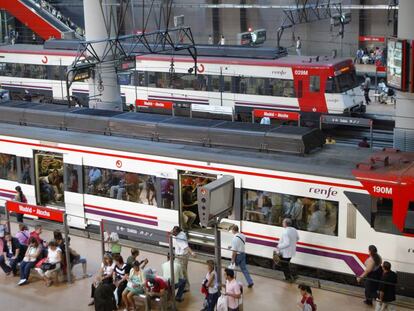 Dos trenes de Cercan&iacute;as en la estaci&oacute;n madrile&ntilde;a de Atocha.