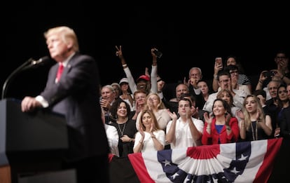 El presidente es aplaudido durante un discurso sobre las relaciones con Cuba, en el Teatro Manuel Artime en Miami, Florida, el 16 de junio de 2017.