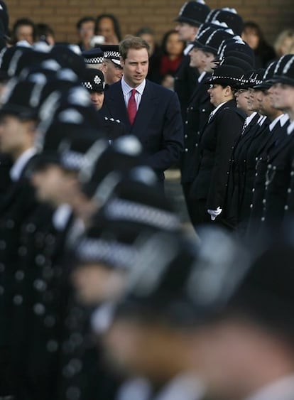 El príncipe Guillermo de Inglaterra soñaba de niño con ser policía, o por lo menos así ha revelado en una entrevista. "Hace mucho tiempo quise ser policía, cuando era más joven", ha dicho al hablar con Alice, una niña de 10 años paciente de cáncer en el hospital londinense Royal Marsden, en el programa infantil <i>Newsround</i>, de la BBC. "Pronto me di cuenta de que probablemente no era una buena idea". Guillermo, que actualmente entrena para convertirse en un piloto a tiempo completo para la Fuerza de Búsqueda y Rescate de la Real Fuerza Aérea Británica, ha contado también que de momento aquello va bien. "No he hecho ninguna abolladura en la aeronave, no he chocado con árboles todavía".