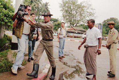 En los años noventa, agentes de policía impiden a unos periodistas extranjeros acercarse a la casa de Suu Kyi, donde permanecía en arresto domiciliario. El régimen militar birmano ha intentado reiteradamente silenciar el mensaje de Suu Kyi