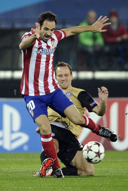 Jun trata de quitarle el balón a Juanfran.