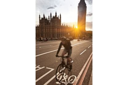 Uno de los carriles bici de la capital británica, con el Big Ben al fondo.