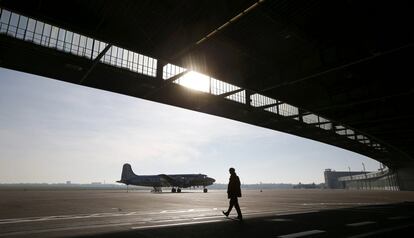 Un hombre camina por una de las pistas de Tempelhof.