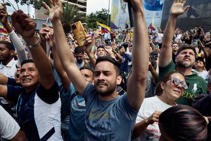 Manifestantes se emocionan al saludar a Edmundo González y María Corina Machado.