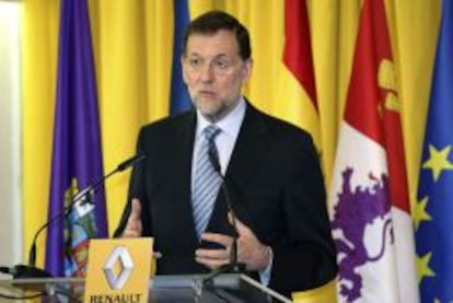 El presidente del Gobierno, Mariano Rajoy, pronuncia unas palabras en su visita el pasado año a la factoría de Renault de Palencia. EFE/Archivo