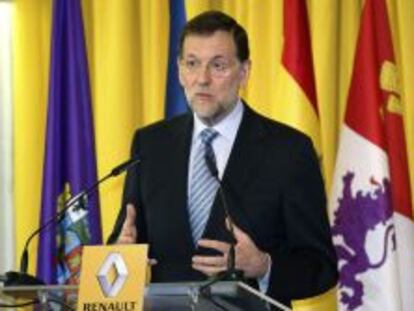 El presidente del Gobierno, Mariano Rajoy, pronuncia unas palabras en su visita el pasado a&ntilde;o a la factor&iacute;a de Renault de Palencia. EFE/Archivo