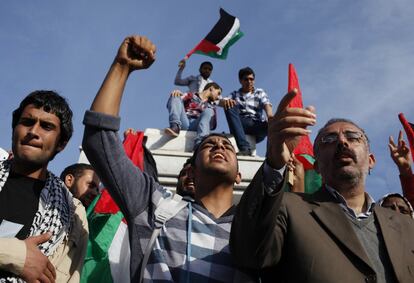 Los palestinos de Gaza celebran el acuerdo de unidad anunciado por el grupo islamista Hamas y el presidente de la OLP en una rueda de prensa conjunta. 