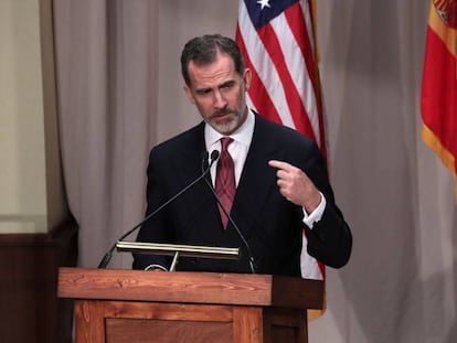 Felipe VI pronuncia un discurso en una cena oficial, este domingo, en San Antonio, Texas.