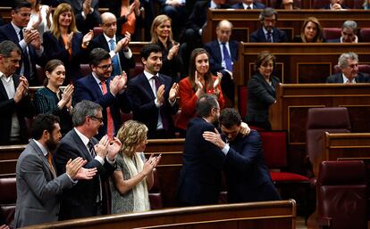 El líder de Ciudadanos, Albert Rivera, recibe los aplausos de sus diputados tras su intervención en el Congreso.