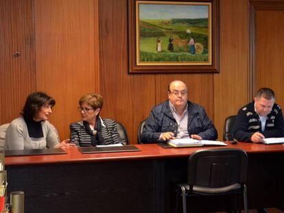 Antonio Pensado, en el centro, en el Ayuntamiento de Coristanco en 2016.