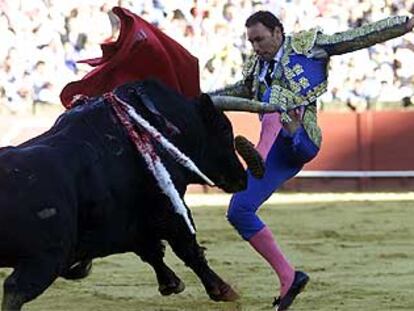 Pepín Liria resultó enganchado por el cuarto toro de la tarde, aunque sin consecuencias.
