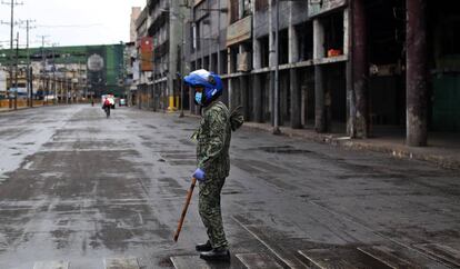 Un policía vigila una calle del distrito de Tondo, en Metro Manila. Esta zona de la ciudad estuvo bajo un cierre total durante 48 horas para intentar controlar un brote de covid-19.