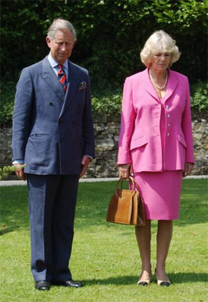 El Príncipe Carlos y su esposa, Camilla Parker, secundaron respetuosamente los dos minutos de silencio por las víctimas de los atentados en Pendoylan, cerca de Cardiff, en Gales.