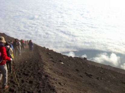 Un grupo de senderistas desciende de la cima del monte Fuji, en Japón.