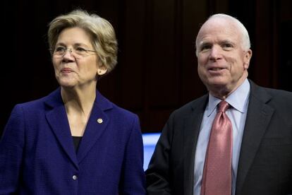 Elisabeth Warren y John McCain, proponentes de la reforma.