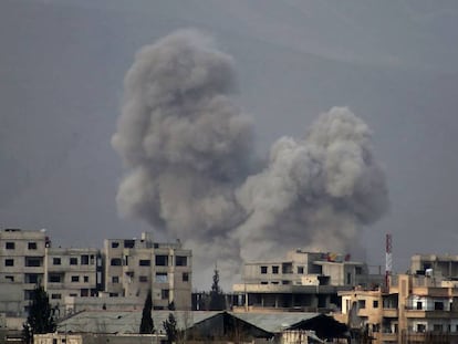 Columna de humo tras un bombardeo del Ej&eacute;rcito sirio este s&aacute;bado en Misraba, en Guta Oriental. 
