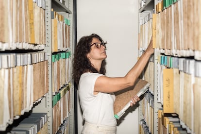 Julia Moraes, nieta de Vinicius de Moraes, el pasado martes, en el ahora digitalizado archivo de su abuelo, que se conserva en la Fundación Casa de Rui Barbosa, en Río de Janeiro.