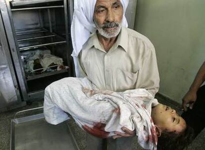 Un palestino sostiene en brazos el cadáver de una niña de cinco años en el tanatorio de Beit Hanun, al norte de la franja de Gaza.